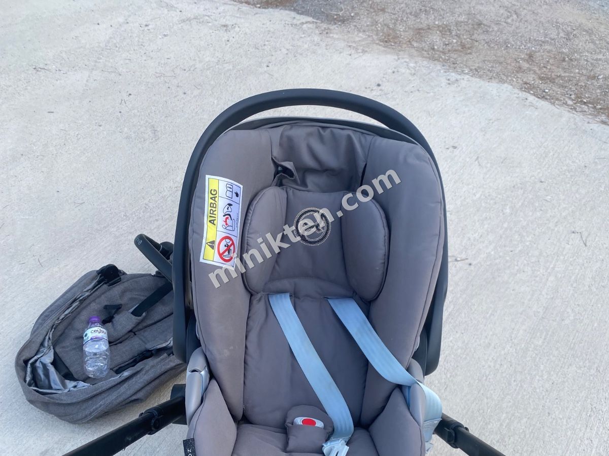 Complete stroller set: stroller, Maxi-Cosi infant car seat, and ISOFIX base. - 3
