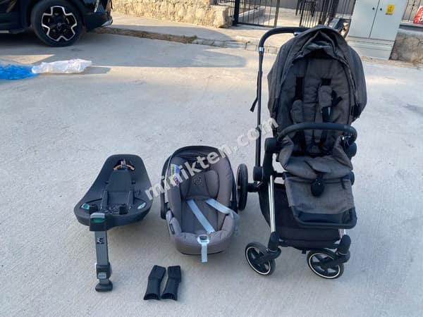 Complete stroller set: stroller, Maxi-Cosi infant car seat, and ISOFIX base. küçük 1